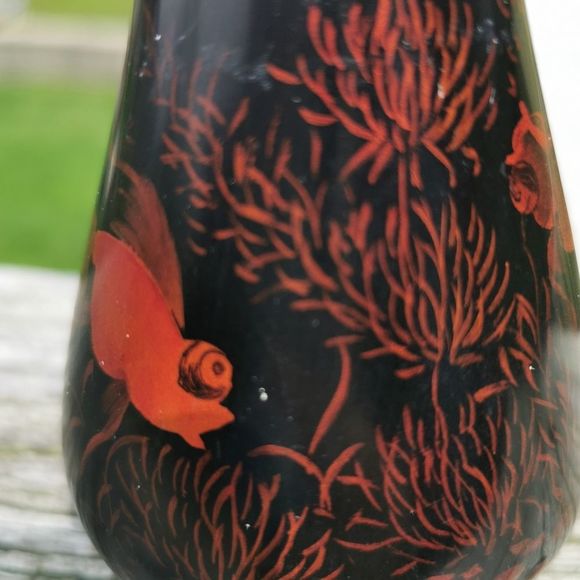 🍒 Lacquer Finish Vase with Goldfish Scene ~ Black Lacquer with Orange Goldfish - Picture 3 of 16